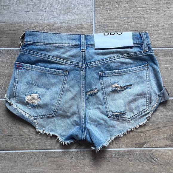 BDG low rise distressed denim shorts size 25w - Picture 2 of 4